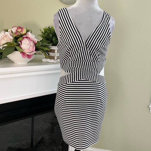 Bniina Navy Striped Plunging Neckline Mesh Insert Sleeveless Bodycon Dresses - Picture 4 of 9